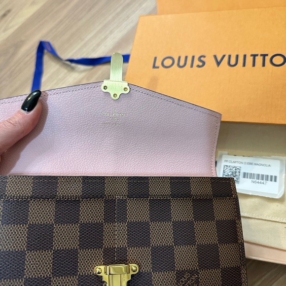 Authentic LOUIS VUITTON
Damier Ebene Clapton Wallet Magnolia - Picture 4 of 7